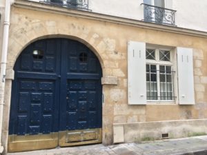 アパルトマン入口。大きくて分厚くそして重い…